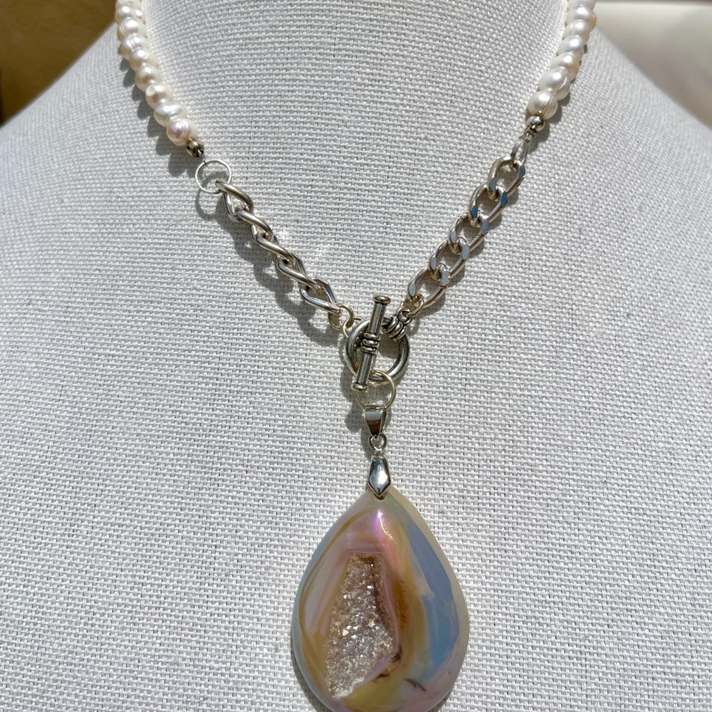 Genuine pearl and silver tone chain necklace with light pink geode pendant - Picture 6 of 6